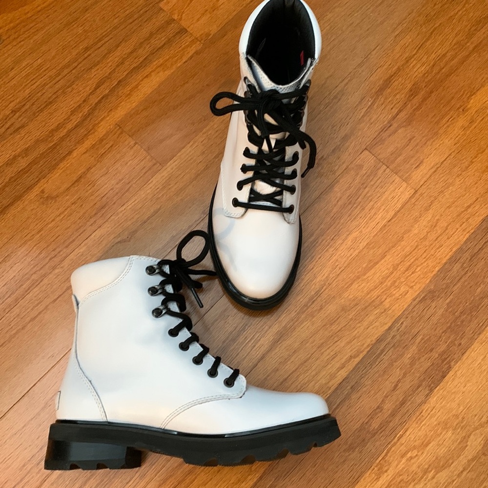 Sorel “Lennox”waterproof white boots